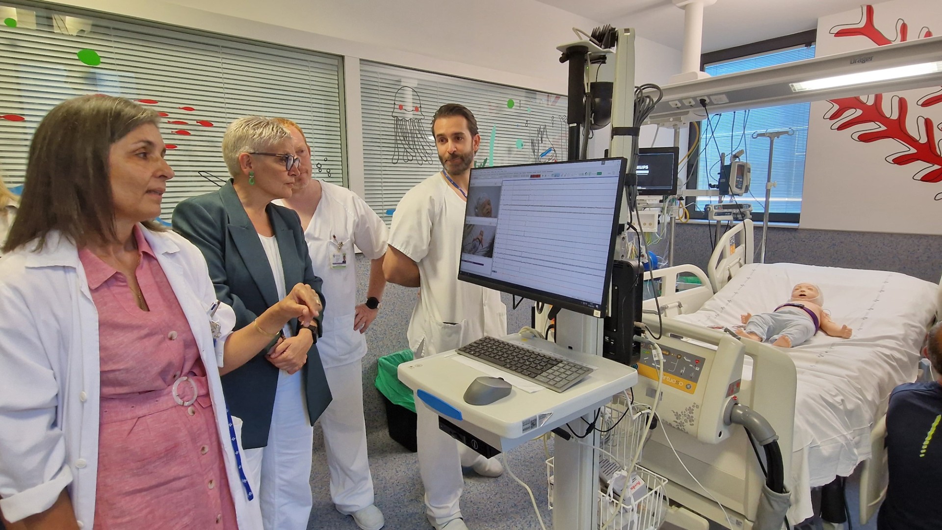 2025_08_07 La Consejera visita la UCI pediátrica del HUCA
